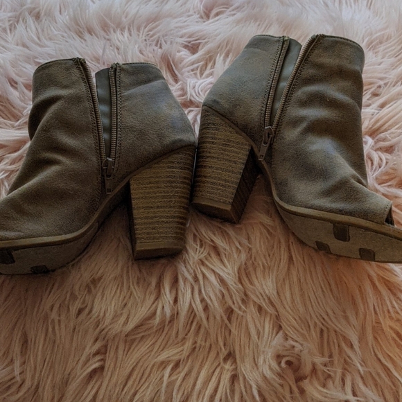 Fergie peep toe booties - Picture 2 of 3